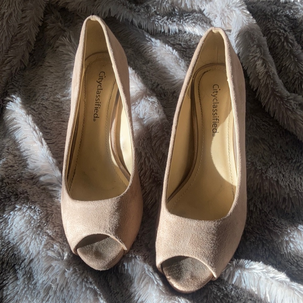 City classified grey heels